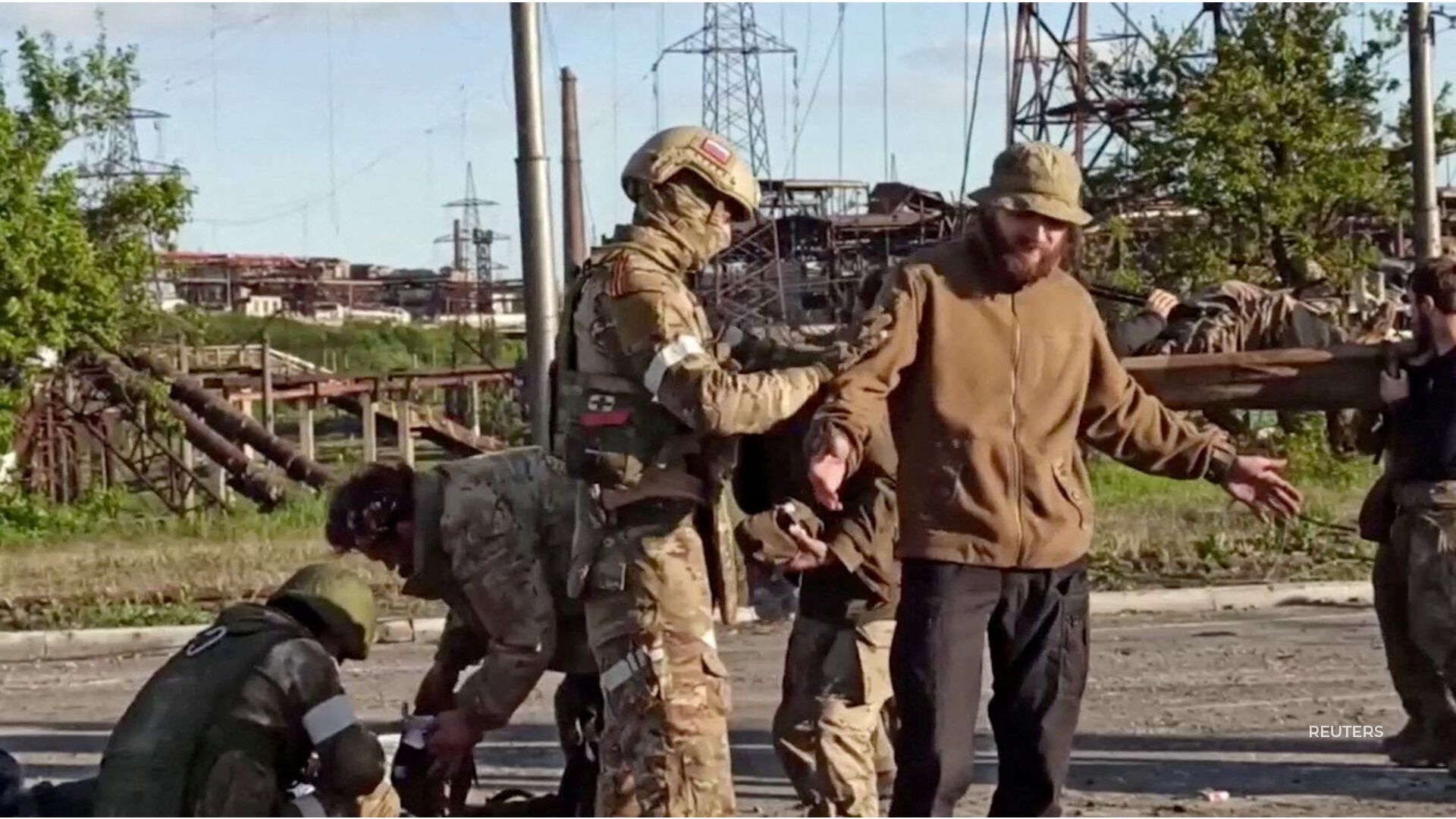 Hundreds of Ukrainian troops at the steel plant in Mariupol layed down their arms.