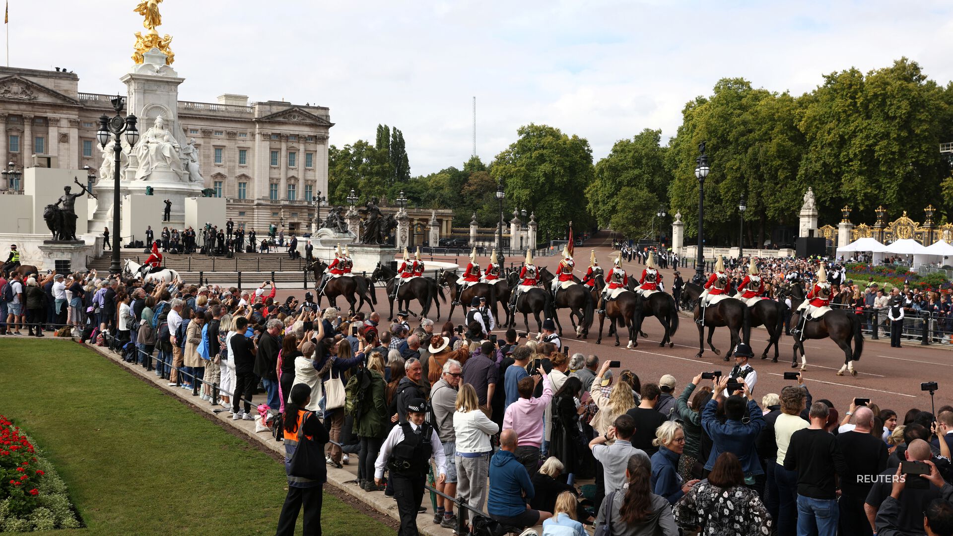 Queen Elizabeth will arrive at Parliament today, primary elections wrap up with all eyes on midterms, and the jury deliberates in R. Kelly's trial.