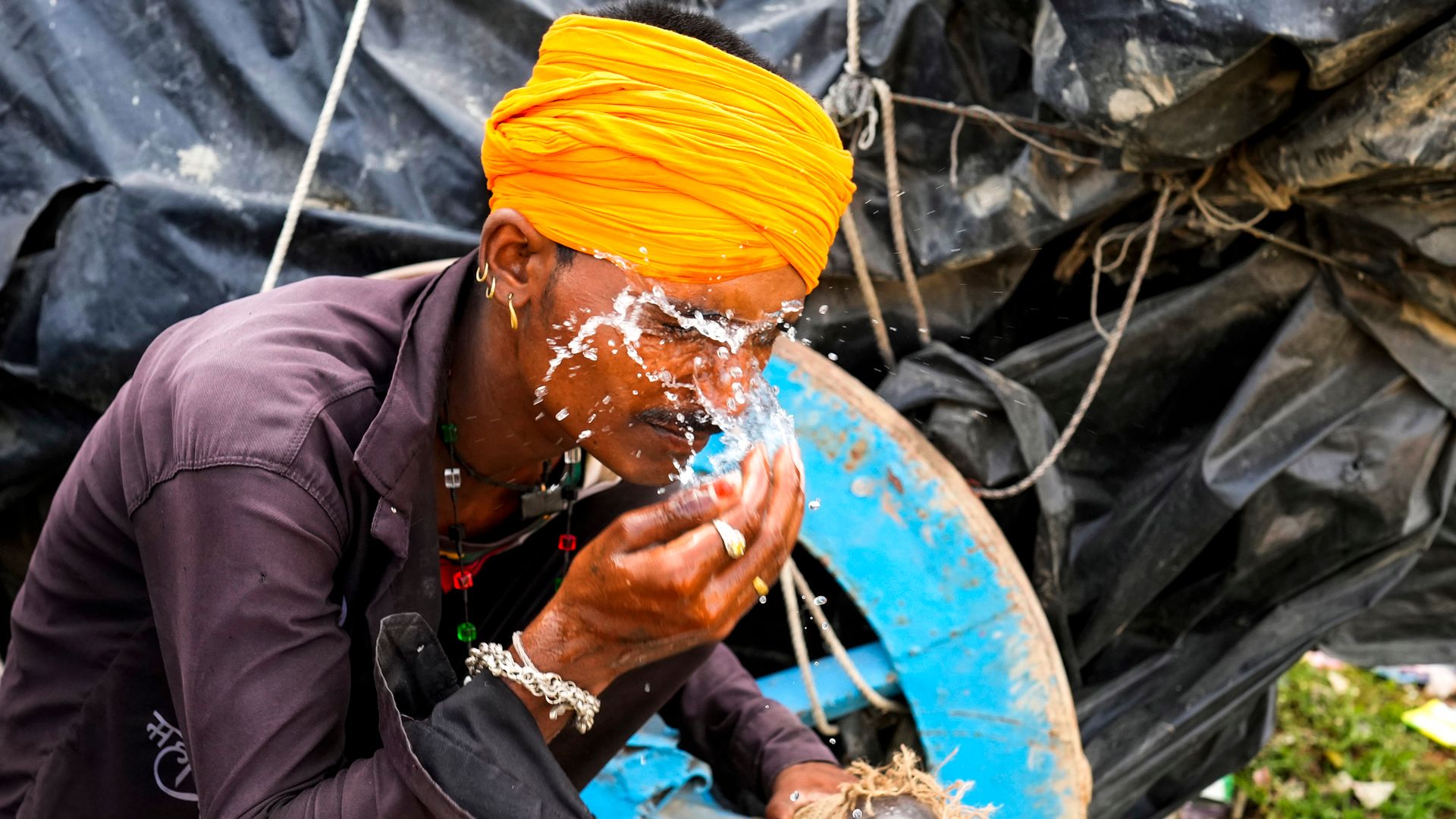 A heat wave in the India has killed nearly 100 people in just two regions. For the first time for many nations, there’s a new solution to bring relief: Air conditioners. 