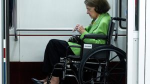 A day after Mitch McConnell appeared to freeze up during a news conference, Diane Feinstein had her own awkward moment on Capitol Hill.