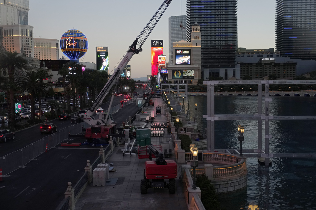 Construction workers build a grandstand in front of the fountains at Bellagio hotel-casino along the Las Vegas Strip ahead of the Las Vegas Formula One Grand Prix auto race Tuesday, Sept. 19, 2023, in Las Vegas. (AP Photo/John Locher)