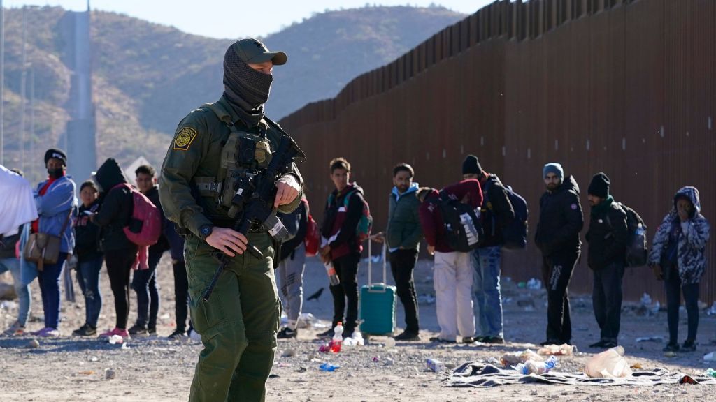 US closing 2 rail bridges along Mexican border due to surge in smuggled migrants