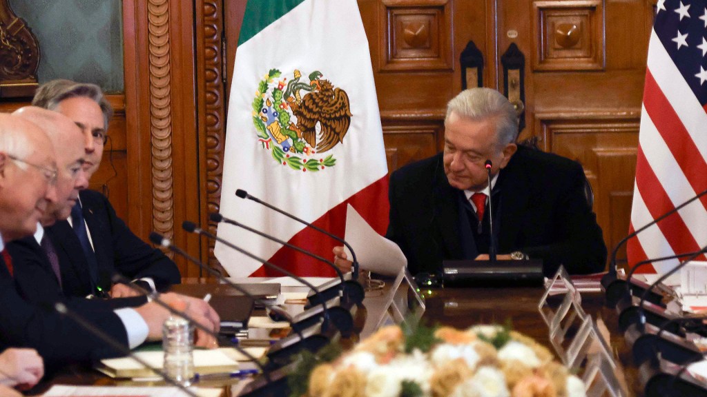 US officials press Mexican president to help stem tide of migrants at border