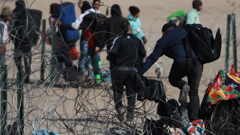 Texas and federal government clash over razor wire removal