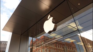 Apple is facing accusations of unlawfully monopolizing the smartphone market, with legal experts stating that exclusionary practices harm consumers.