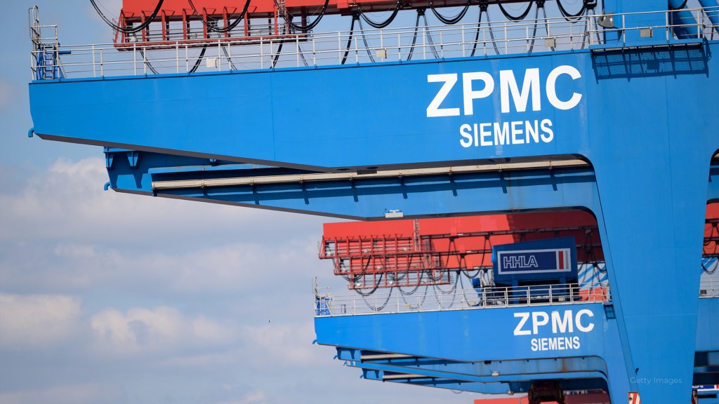 Spying probe finds comms equipment on Chinese cranes at US ports