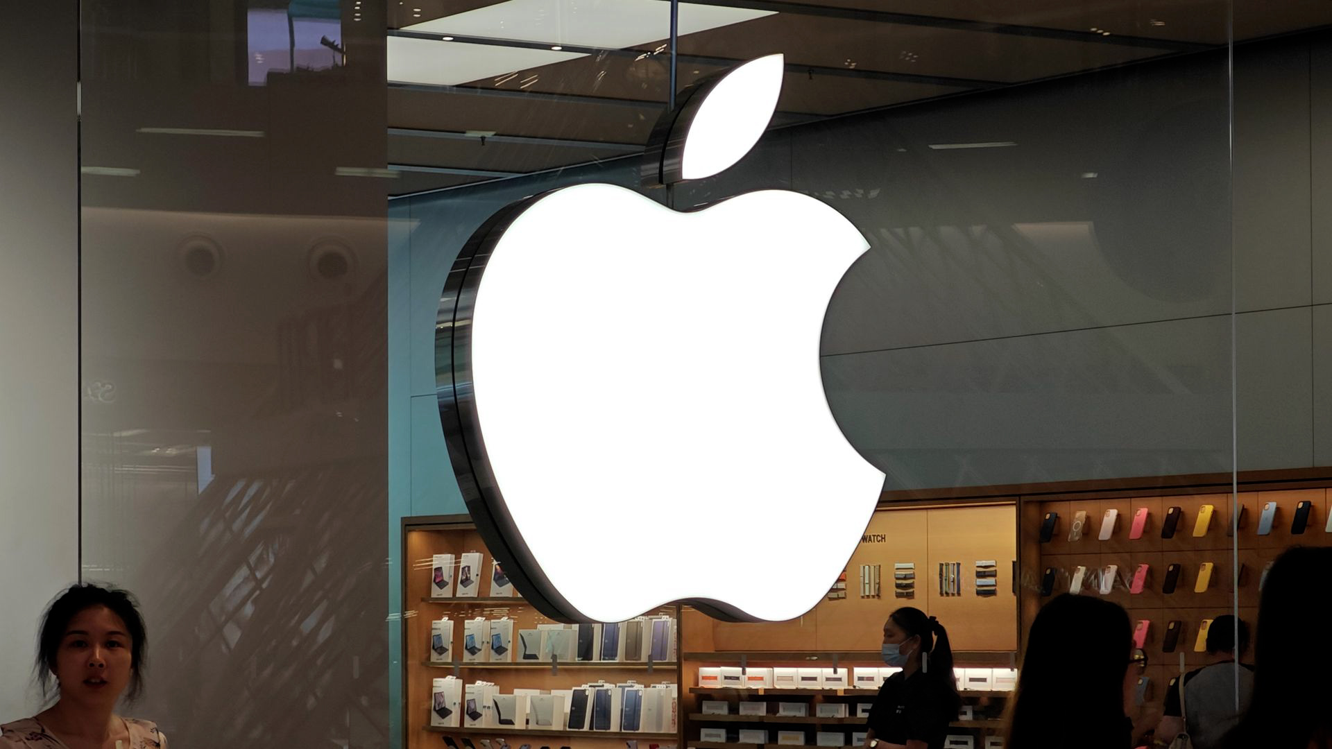 Apple reached its first union contract at Maryland store, proposing 10% pay increase and benefits, pending worker approval.