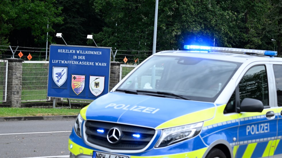 German authorities are investigating possible sabotage at a military base after an apparent attempt was made to contaminate drinking water at the Bundeswehr base in Cologne-Wahn. On Wednesday, Aug. 14, a guard at the base discovered a hole in the fence near the water processing plant, prompting a search of the premises.