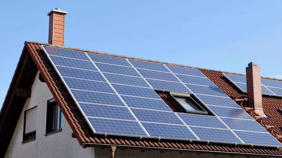 According to recent data, houses with solar panels both sell for more and spend less time on the market than those without.