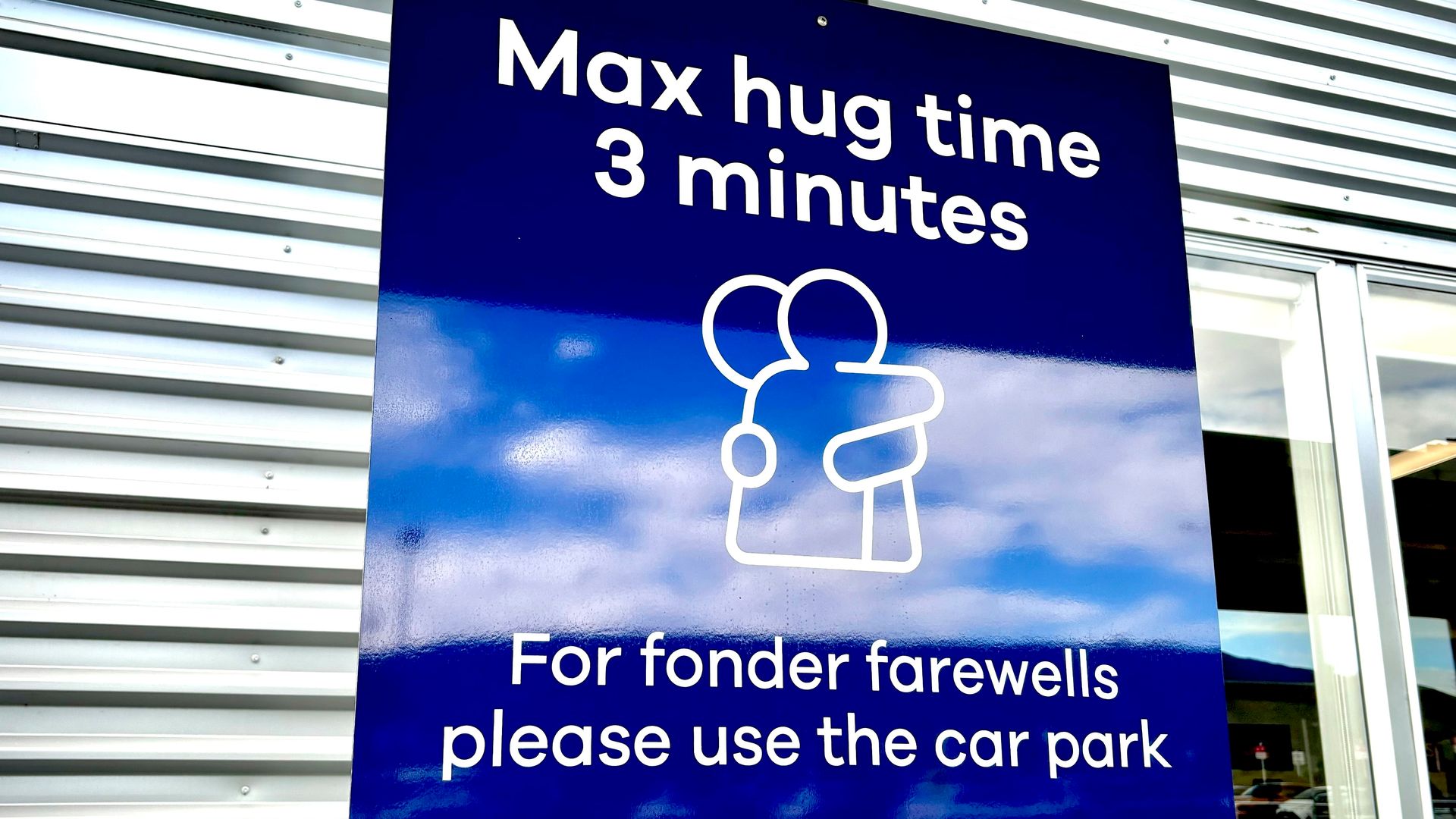 New Zealand's Dunedin Airport has put a three-minute time limit on hugs.