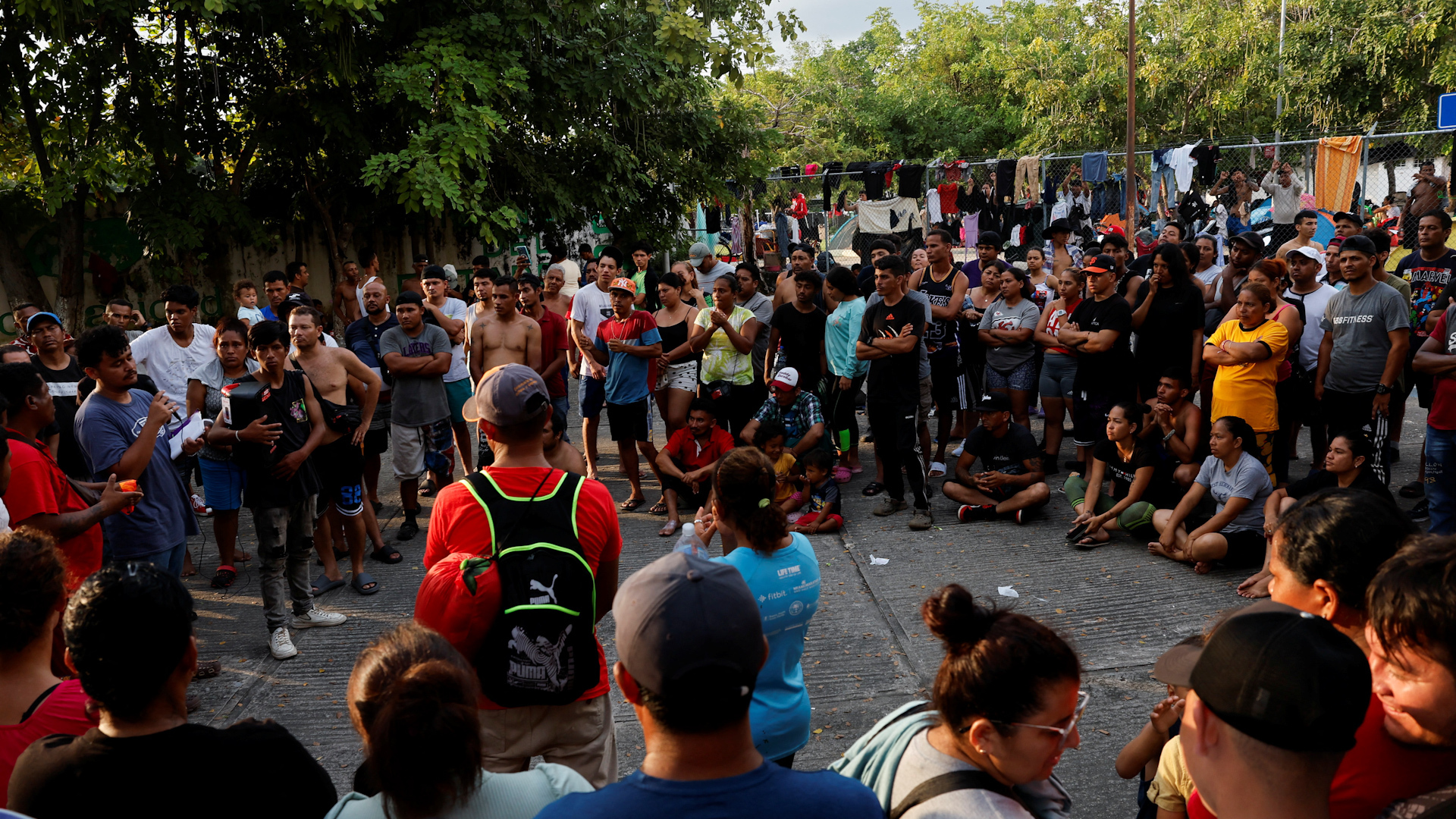 1,500 people are forming a caravan in Mexico, hoping to immigrate to the United States before President-elect Donald Trump takes office.