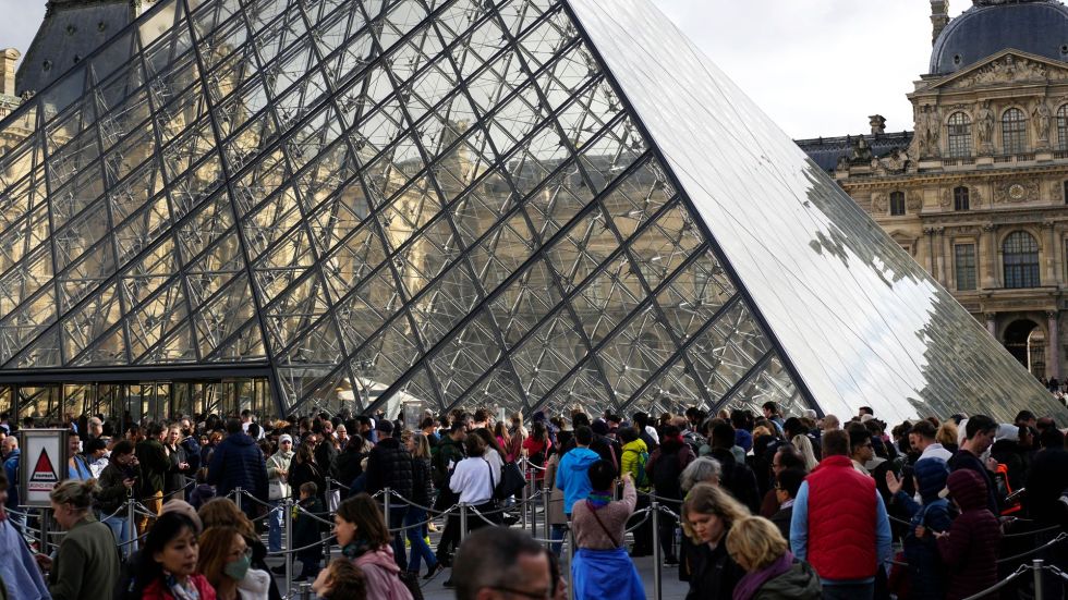 A leaked memo indicates a slew of issues at Paris' famous Louvre Museum.